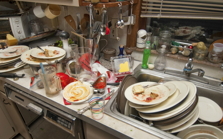 Description_of_image_used_in_self-neglect_article_dirty_dishes_in_sink