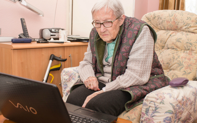 Description_of_image_used_inprevention_research_review_older_woman_looking_for_advice_on_computer_Gary_Brigden